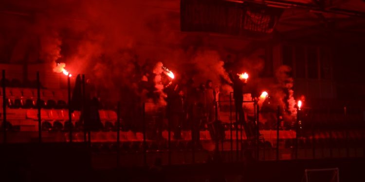 GECEKONDU İDMANDA MEŞALE ŞOVU YAPTI