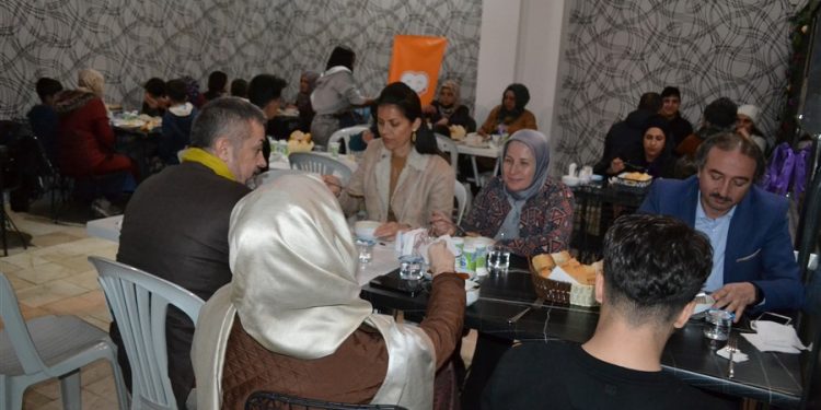 ÜŞÜMESİN YÜREKLER PLATFORMU İFTAR YEMEĞİ VERİYOR