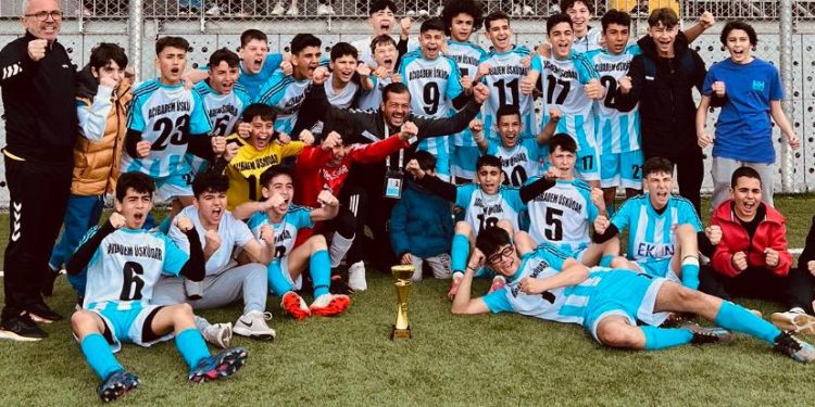 ACIBADEM ÜSKÜDAR SPOR U-15 YAŞ FUTBOL TAKIMI NAMAĞLUP ŞAMPİYON OLDU