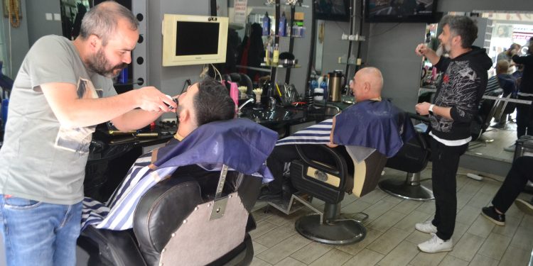 KUAFÖRLERDE BAYRAM MESAİSİ