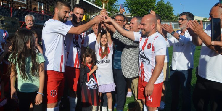 KOŞUYOLU SPOR ŞAMPİYONLUK KUPASINI ALDI