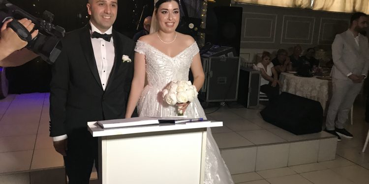 DİLA METİN EVLENDİ