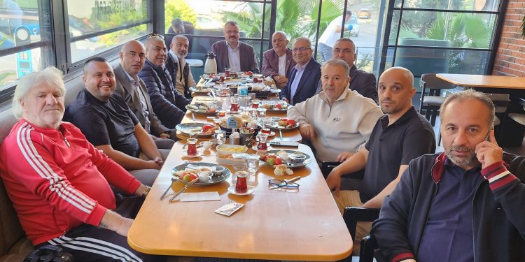 EMRAH ÖNCEL ARKADAŞLARINI KAHVALTIDA AĞIRLADI