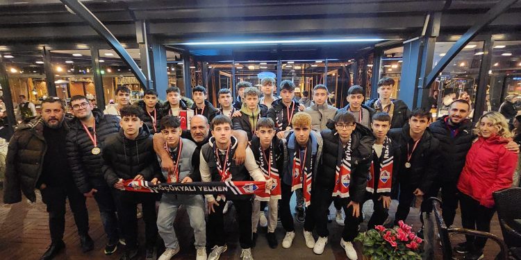 KÜÇÜKYALI YELKEN SPOR U-16 YAŞ TAKIMI CEMİL USTA’DA ŞAMPİYONLUK YEMEĞİNDE BULUŞTU