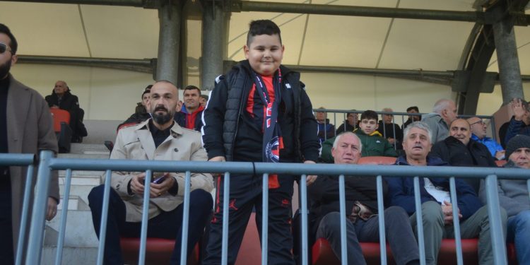 KAHRAMAN ÖZBEK KOYU BİR GÜLSUYU SPOR TARAFTARI