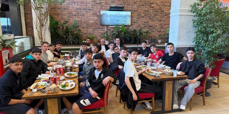 MALTEPESPOR U-17 YAŞ FUTBOL TAKIMI GALİBİYET YEMEĞİNDE BİR ARAYA GELDİ