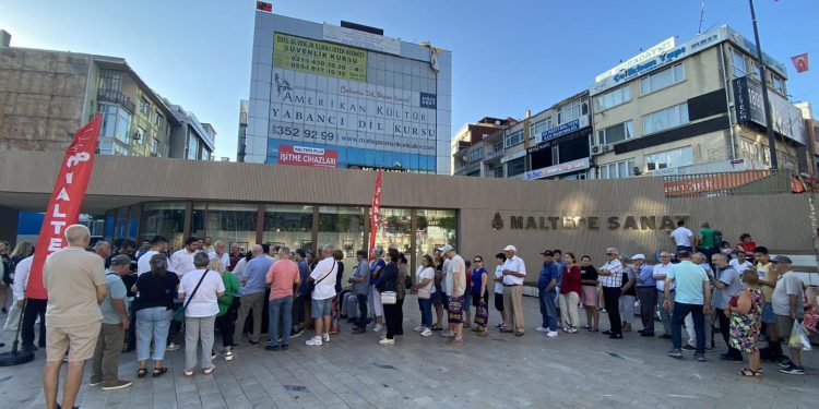 CHP MALTEPE VATANDAŞLARA AŞURE DAĞITTI