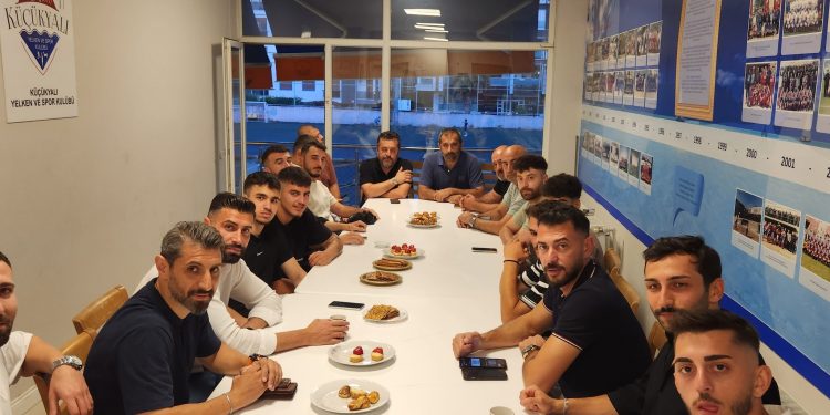 KÜÇÜKYALI YELKENSPOR YÖNETİMİ TEKNİK EKİP VE FUTBOLCULARLA BİR ARAYA GELDİ