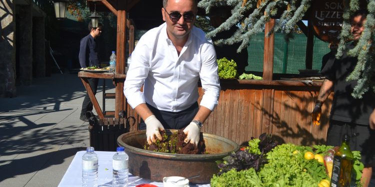 CAN ILDIRI BAŞKAN TEKNİK EKİP VE FUTBOLCULARA ÇİĞ KÖFTE İKRAM ETTİ