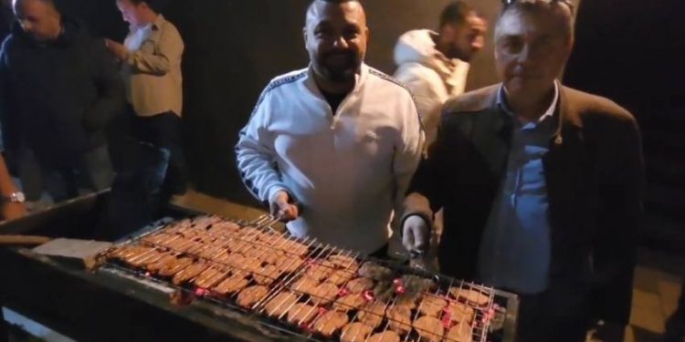 KÜÇÜKYALI YELKENSPOR BARBEKÜ YAPTI