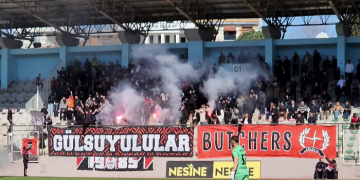 GÜLSUYU SPOR TARAFTAR GRUBU GECEKONDU TRİBÜNDE ŞOV YAPTI