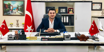 KIZINA VE OĞLUNA HEM BABALIK HEMDE ANNELİK YAPAN GÜZEL İNSAN FİKRET YÜZÜGÜLER