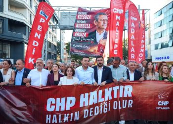CHP İSTANBUL İLÇE BAŞKANLARI MALTEPE’DE YÜRÜYÜŞ YAPTILAR
