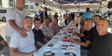 EMRAH ÖNCEL VEFAT EDEN HALASI İÇİN YAS YEMEĞİ VERDİ